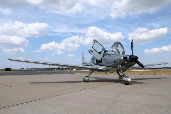 Exterior view of a 2025 Cirrus SR20, G-GWVV.
