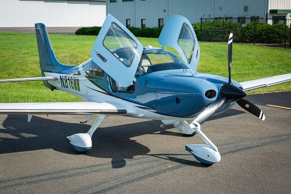 Exterior view of a 2022 Cirrus SR22-G6, N816MM.