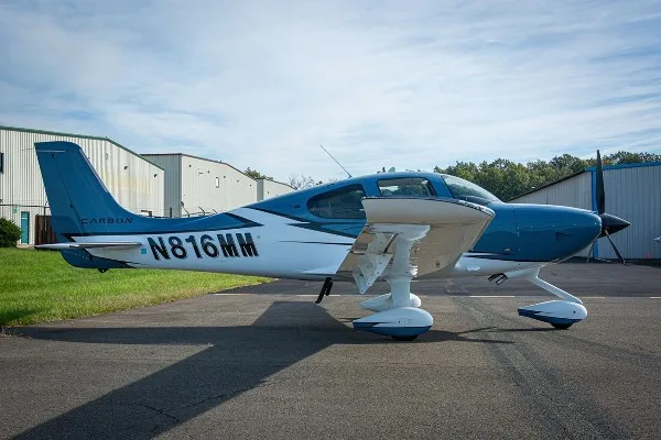 Exterior view of a 2022 Cirrus SR22-G6, N816MM.