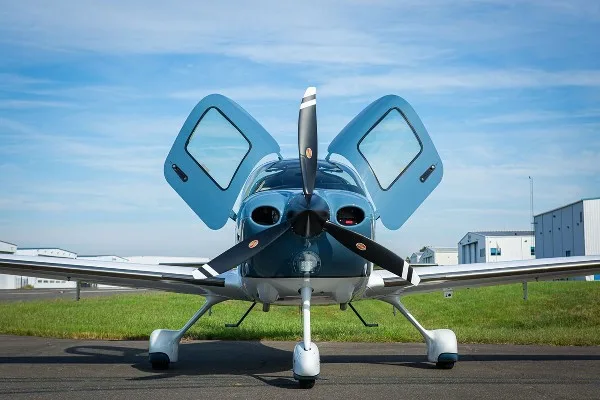 Exterior view of a 2022 Cirrus SR22-G6, N816MM.