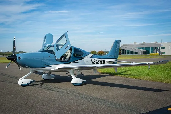 Exterior view of a 2022 Cirrus SR22-G6, N816MM.