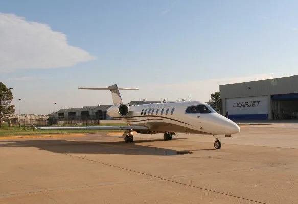 Exterior view of a 2016 Learjet 75, G-ZNTH.