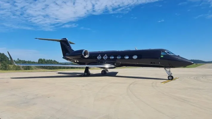 Exterior view of a 2010 Gulfstream G450.
