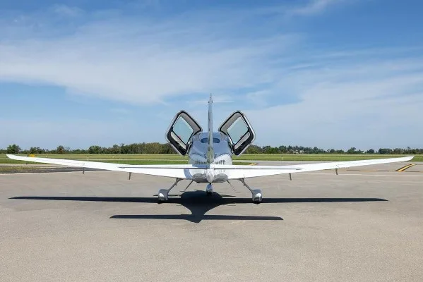 Exterior view of a 2019 Cirrus SR20, N309FB.