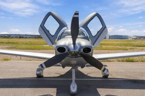 Exterior view of a 2022 Cirrus SR22T-G6, N414KG.