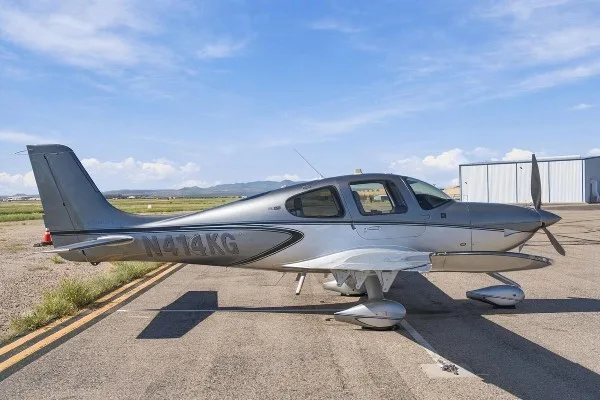 Exterior view of a 2022 Cirrus SR22T-G6, N414KG.