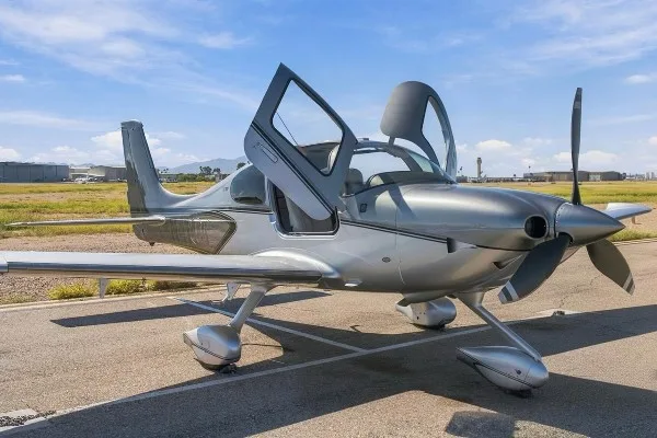 Exterior view of a 2022 Cirrus SR22T-G6, N414KG.