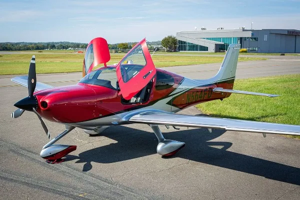 Exterior view of a 2025 Cirrus SR22-G7, N564FD.