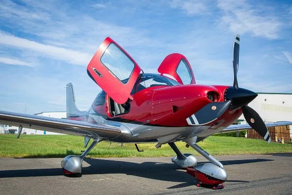 Exterior view of a 2025 Cirrus SR22-G7, N564FD.