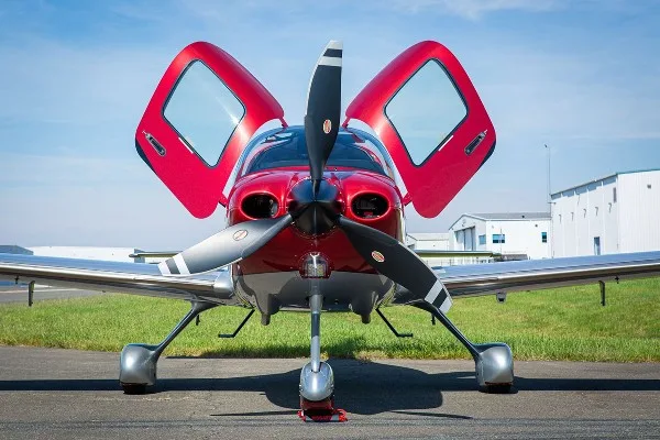Exterior view of a 2025 Cirrus SR22-G7, N564FD.