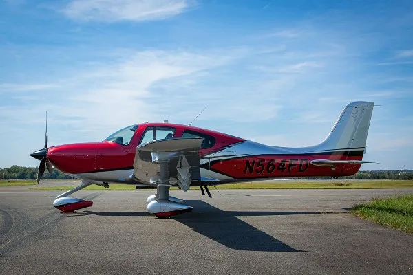 Exterior view of a 2025 Cirrus SR22-G7, N564FD.
