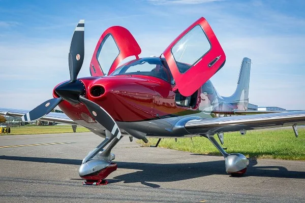 Exterior view of a 2025 Cirrus SR22-G7, N564FD.