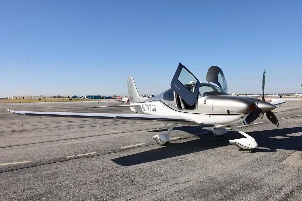 Exterior view of a 2018 Cirrus SR22T-G6, N717GG.