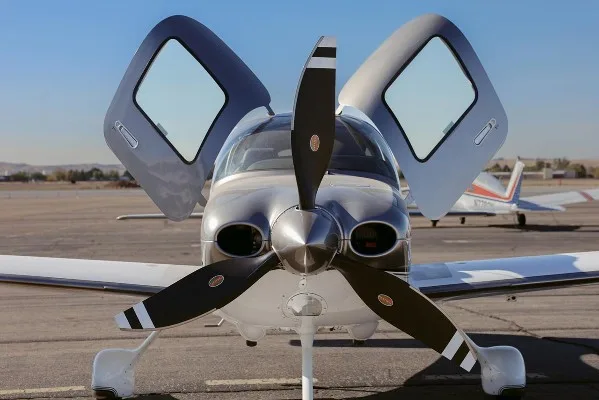 Exterior view of a 2018 Cirrus SR22T-G6, N717GG.