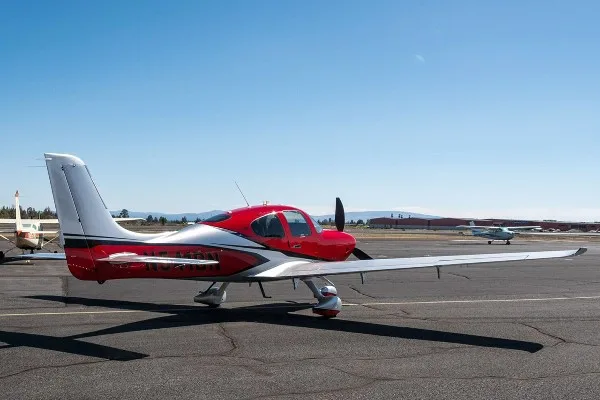 Exterior view of a 2025 Cirrus SR22T-G7, N541BN.