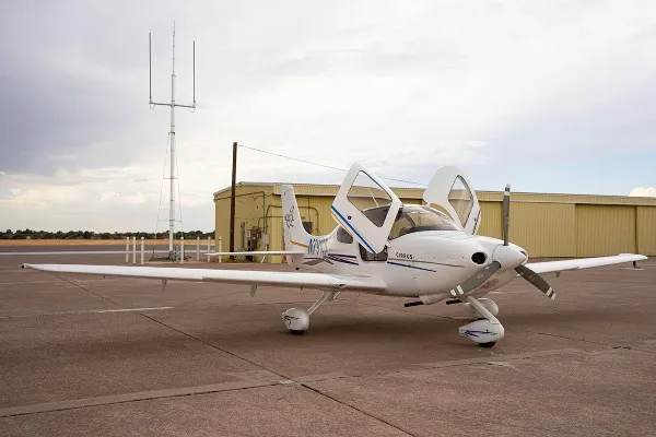 Exterior view of a 2004 Cirrus SR20-G2, N791CD.