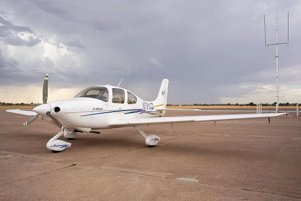 Exterior view of a 2004 Cirrus SR20-G2, N791CD.