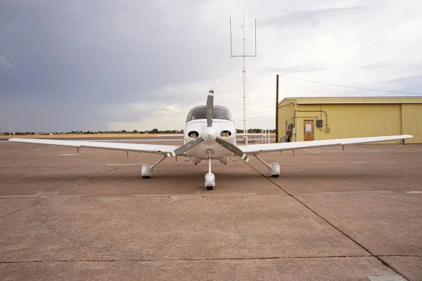 Exterior view of a 2004 Cirrus SR20-G2, N791CD.