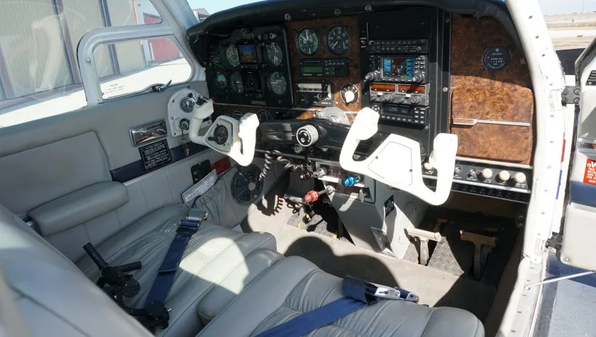 Cockpit and instrument panel of a 1968 Beechcraft Bonanza V35A SN D-8820.