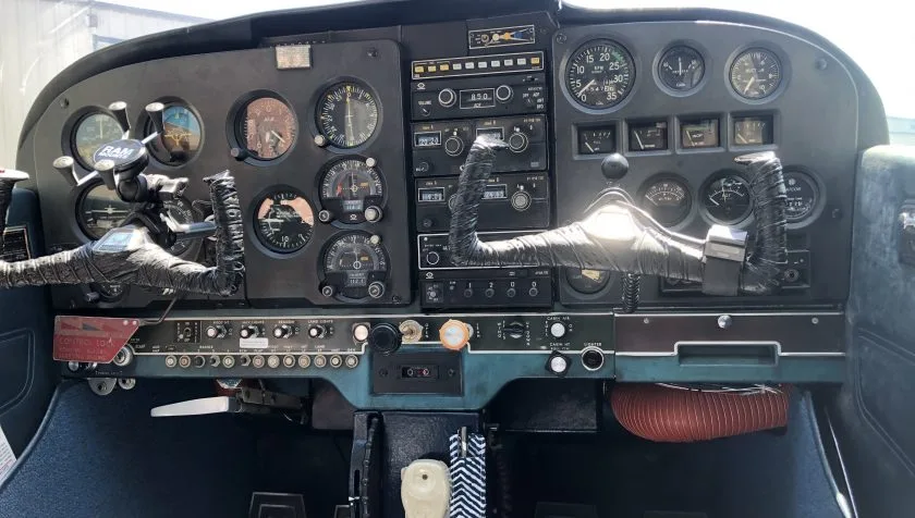 Cockpit and instrument panel of a 1969 Cessna 172K 57861.