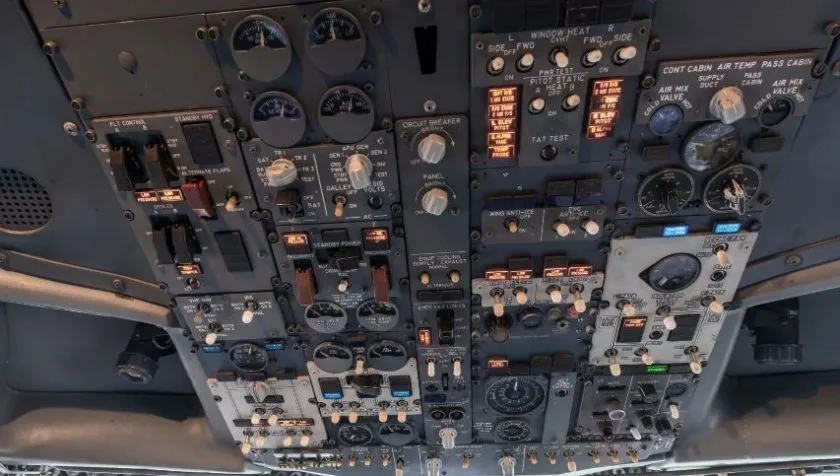 Cockpit and instrument panel of a 1991 Boeing 737-500 SN 24274.