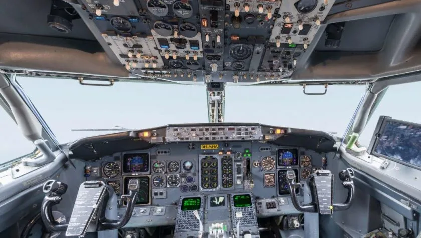 Cockpit and instrument panel of a 1991 Boeing 737-500 SN 24274.