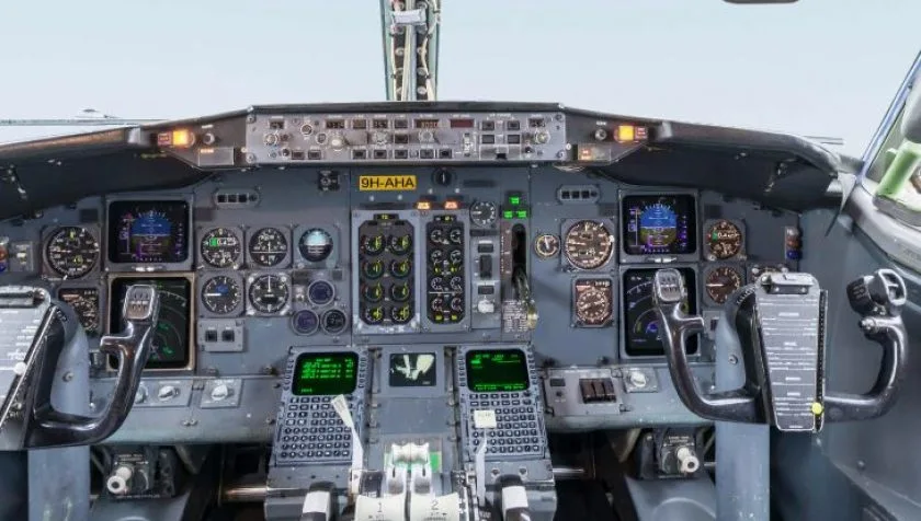 Cockpit and instrument panel of a 1991 Boeing 737-500 SN 24274.