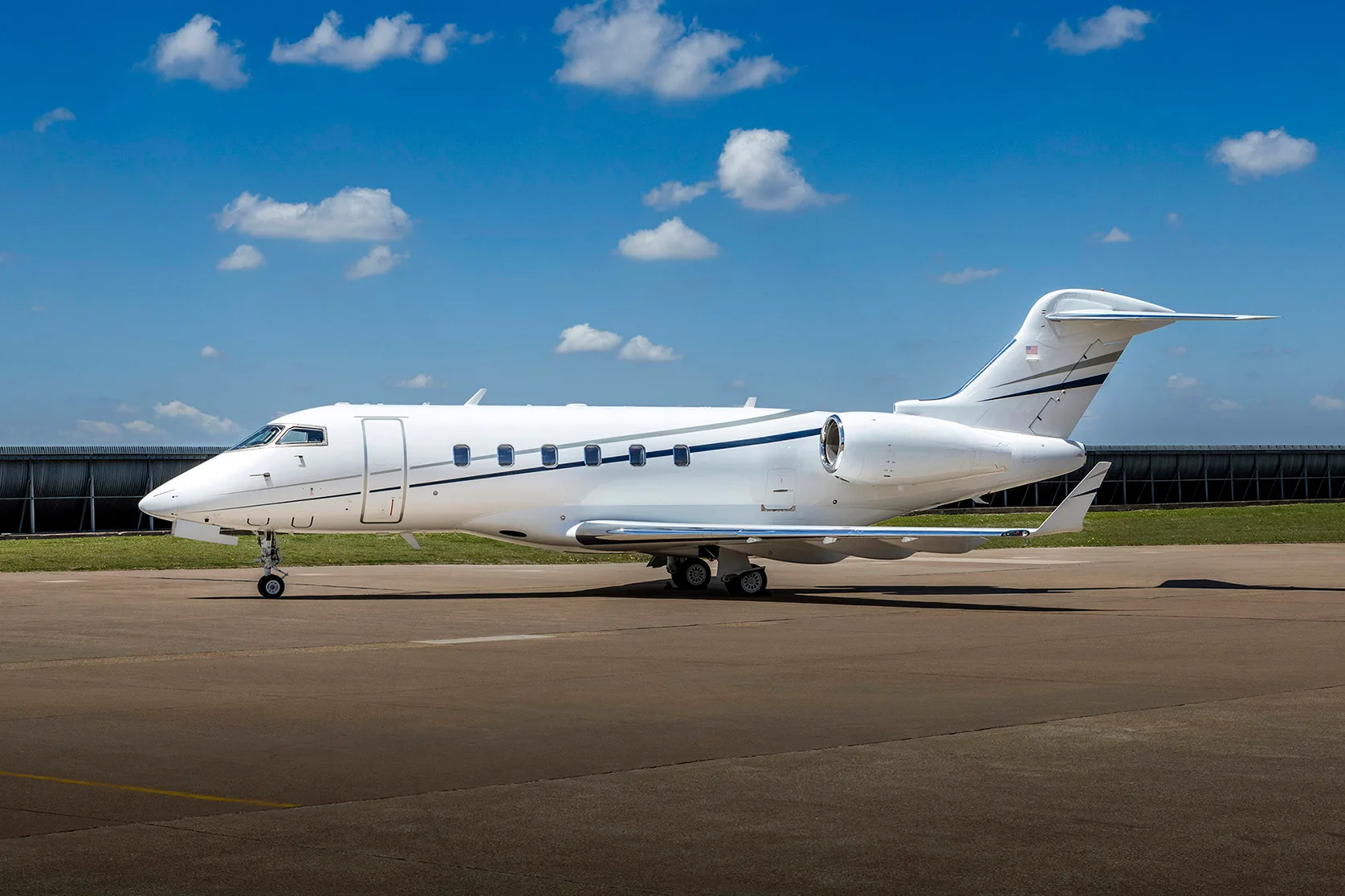 Exterior view of a 2004 Bombardier CHALLENGER 300.