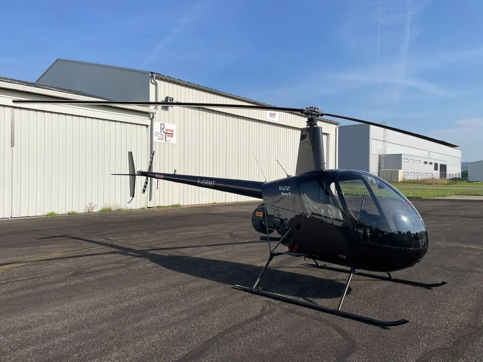 Exterior view of a 2004 Robinson R22 Beta II, F-GRMT.