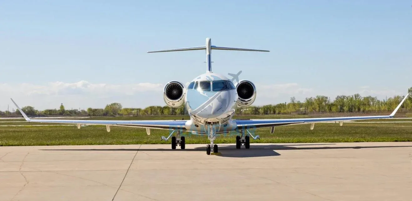 Exterior view of a 2015 Bombardier CHALLENGER 350.