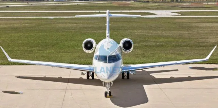 Exterior view of a 2015 Bombardier CHALLENGER 350.
