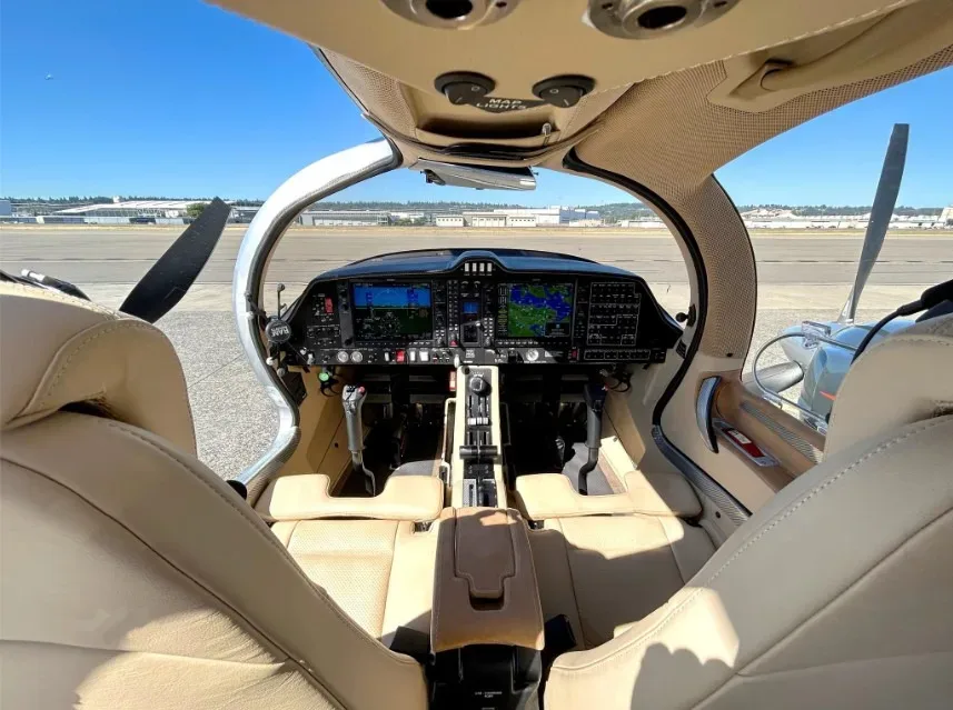 Cockpit and instrument panel of a 2020 Diamond DA62.