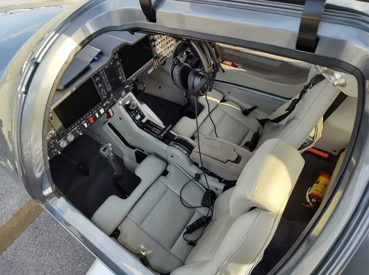 Cockpit and instrument panel of a 2020 Diamond DA62.