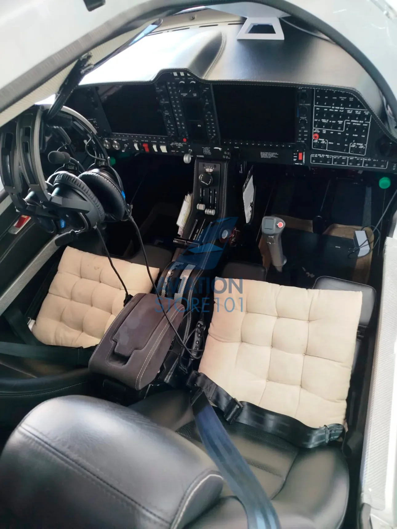 Cabin interior of a 2022 Diamond DA62.