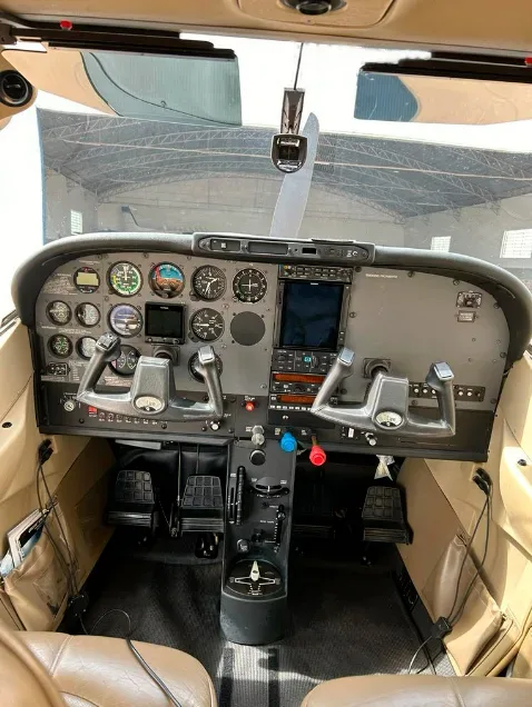 Cockpit and instrument panel of a 2003 Cessna 182T.