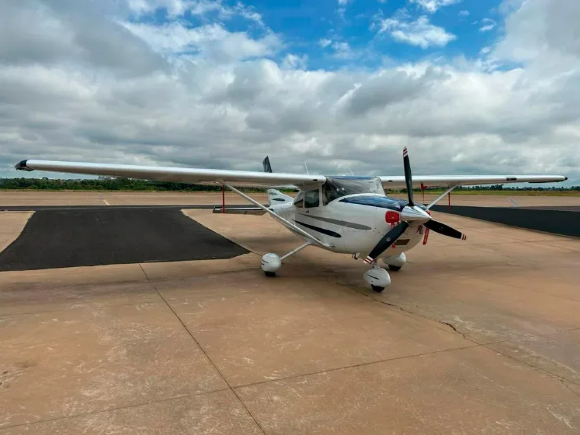 Exterior view of a 2003 Cessna 182T.