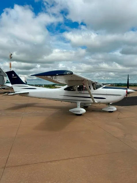 Exterior view of a 2003 Cessna 182T.