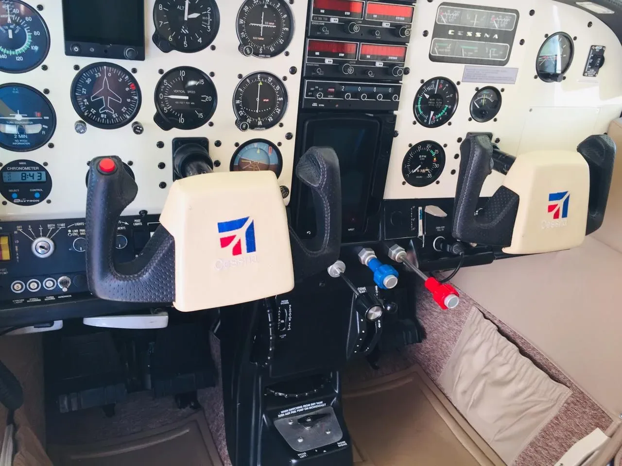 Cockpit and instrument panel of a 1973 Cessna 210L.