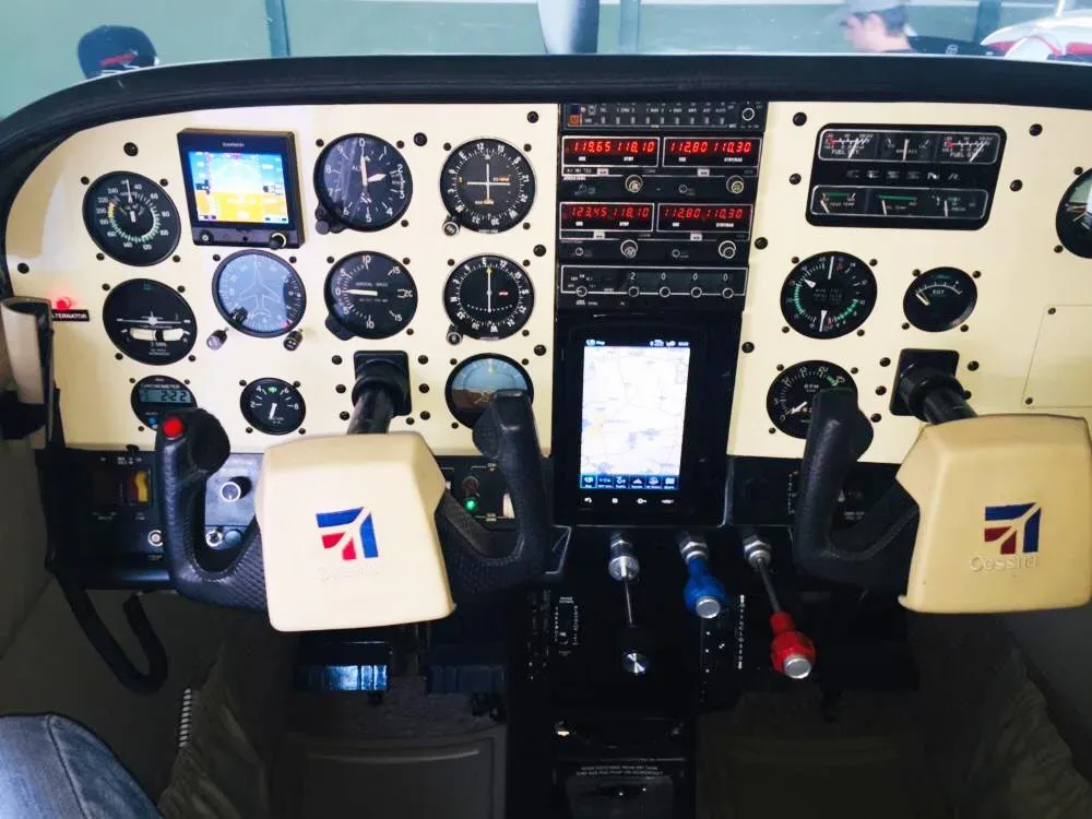 Cockpit and instrument panel of a 1973 Cessna 210L.