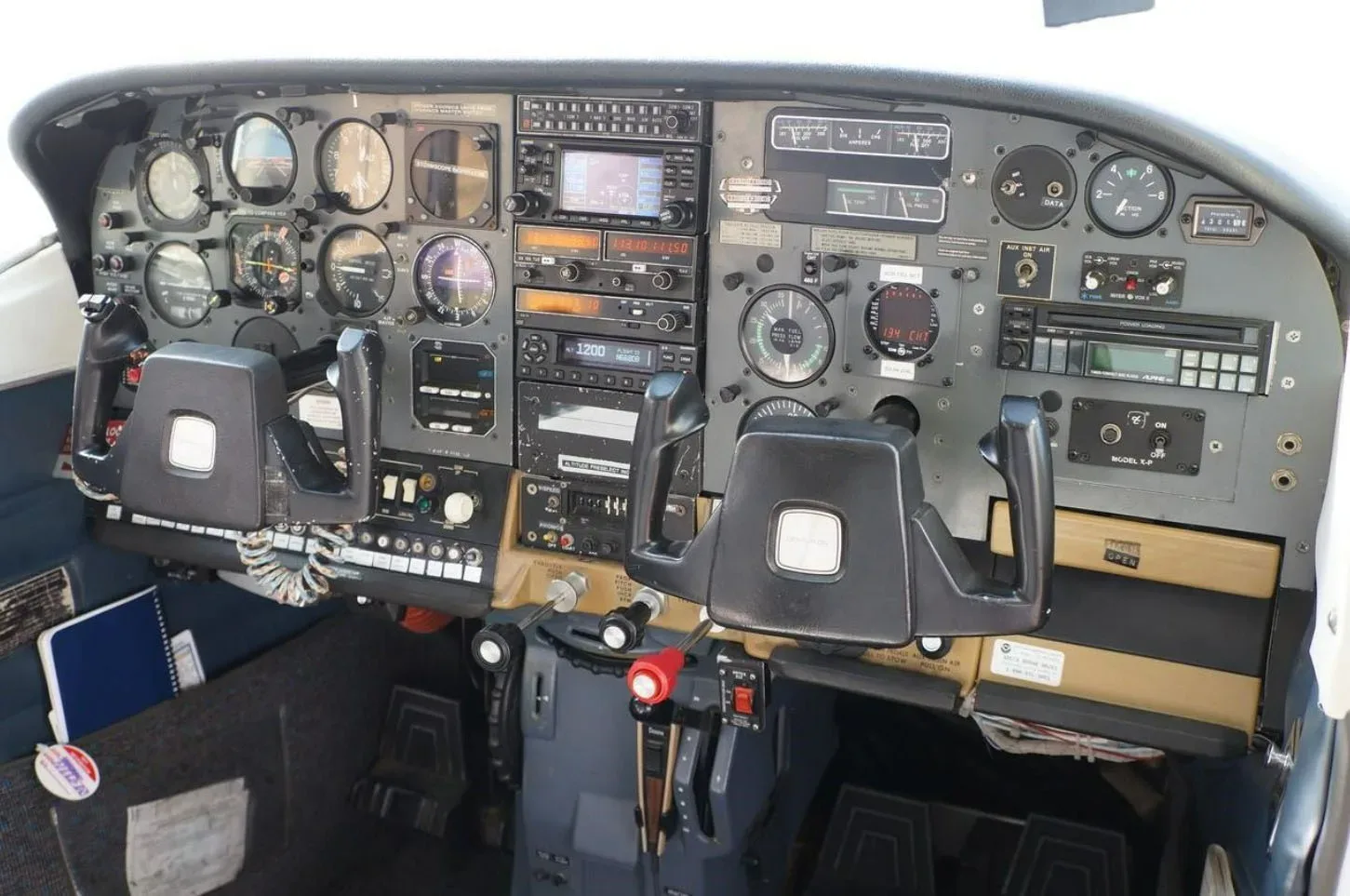 Cockpit and instrument panel of a 1975 Cessna 210L.