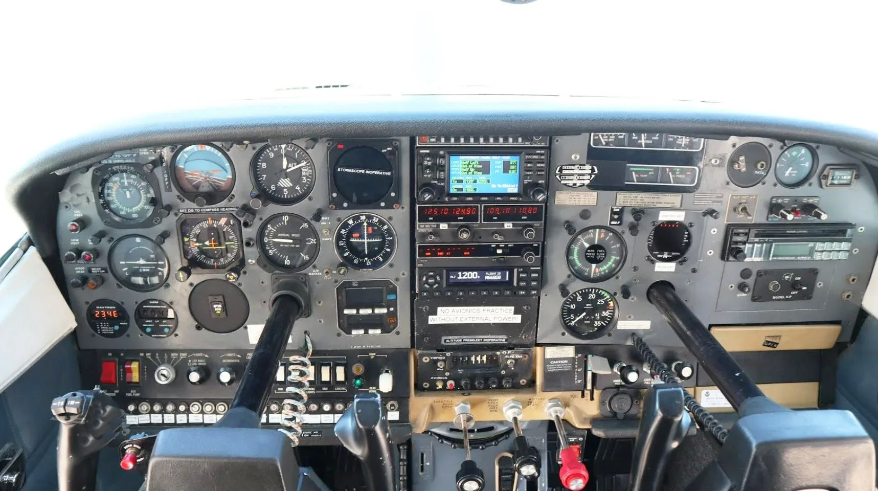 Cockpit and instrument panel of a 1975 Cessna 210L.