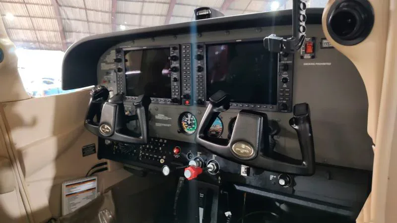 Cockpit and instrument panel of a 2009 Cessna C172 SP.