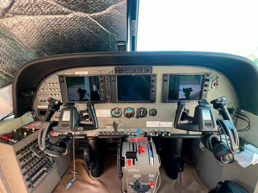Cockpit and instrument panel of a 2010 Cessna Avião Grand Caravan 208B.