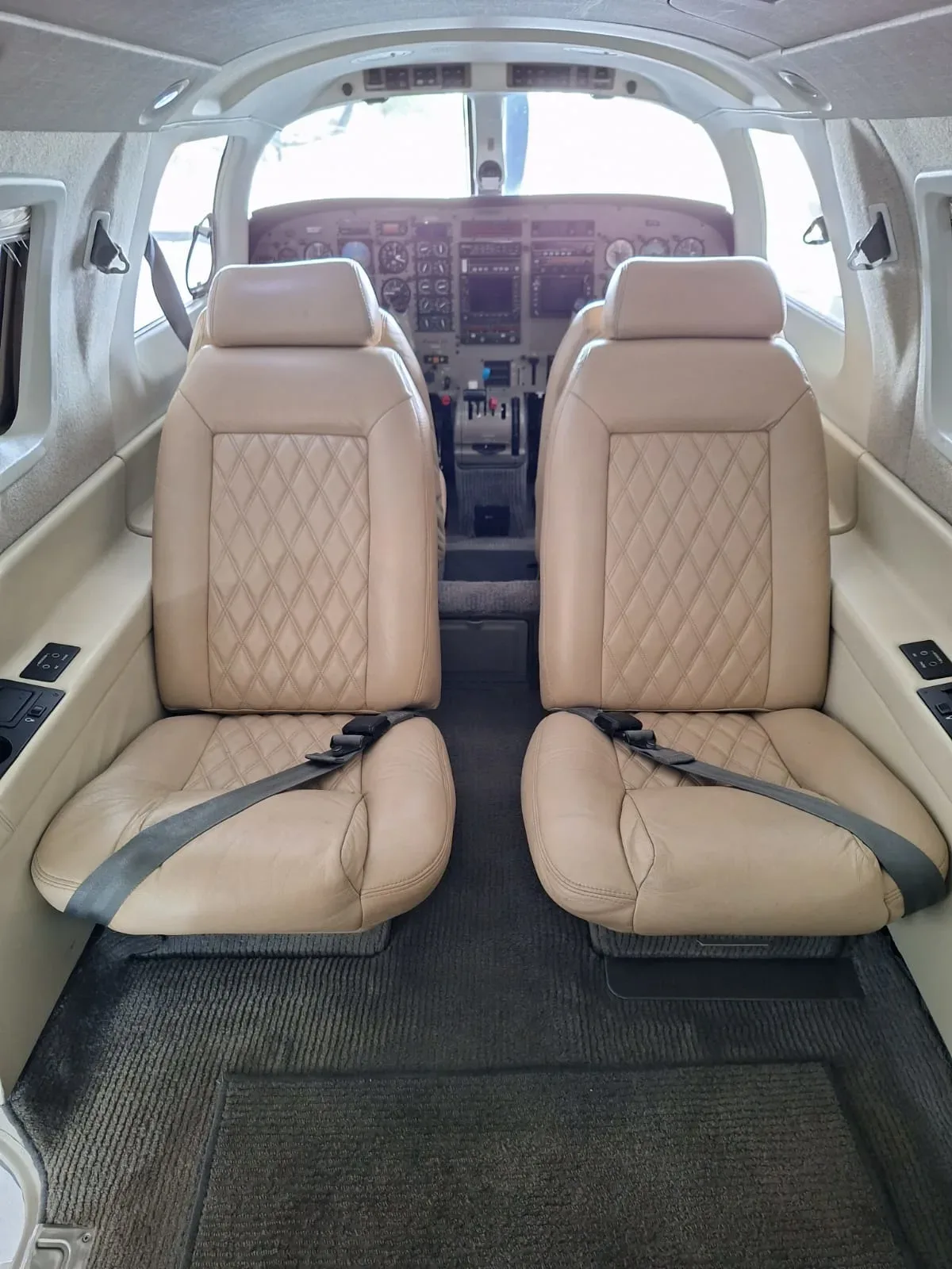 Cabin interior of a 1997 Piper Mirage PA-46-350P.