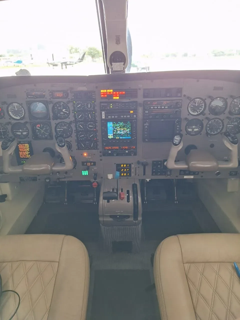 Cockpit and instrument panel of a 1997 Piper Mirage PA-46-350P.