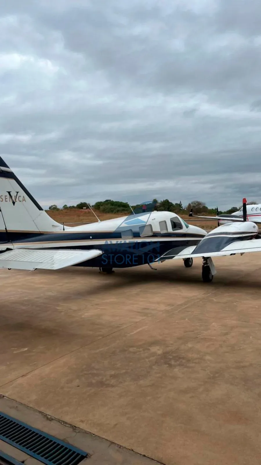 Exterior view of a 1998 Piper Seneca V PA-34-220T.