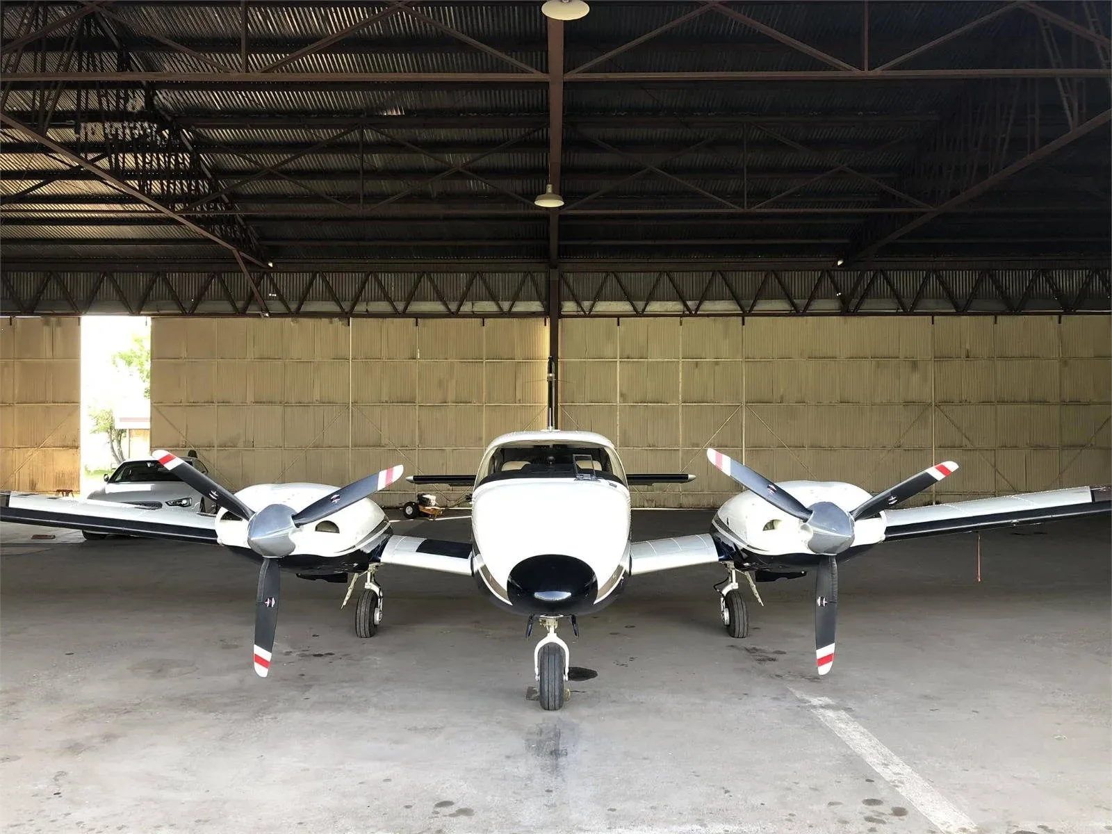 Exterior view of a 2000 Piper Seneca V PA-34-220T.