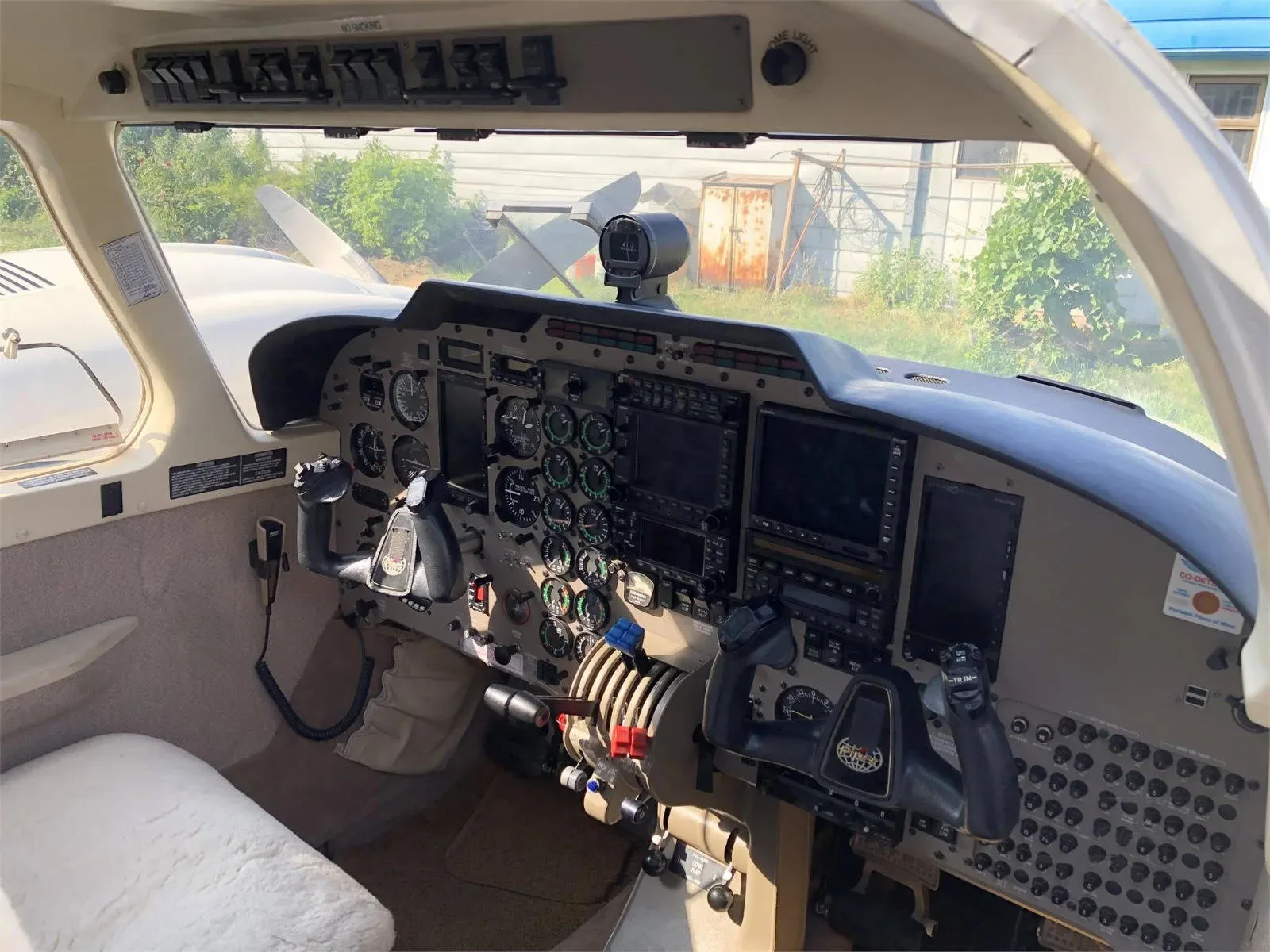 Cockpit and instrument panel of a 2000 Piper Seneca V PA-34-220T.