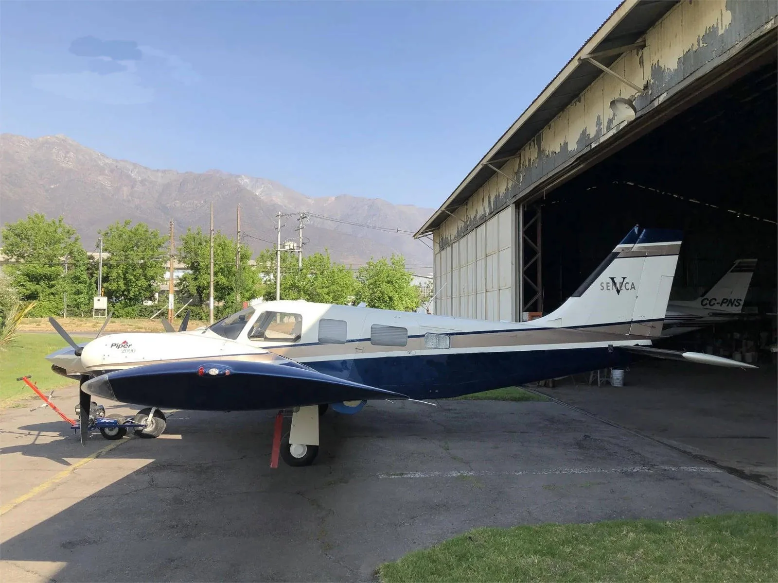 Exterior view of a 2000 Piper Seneca V PA-34-220T.