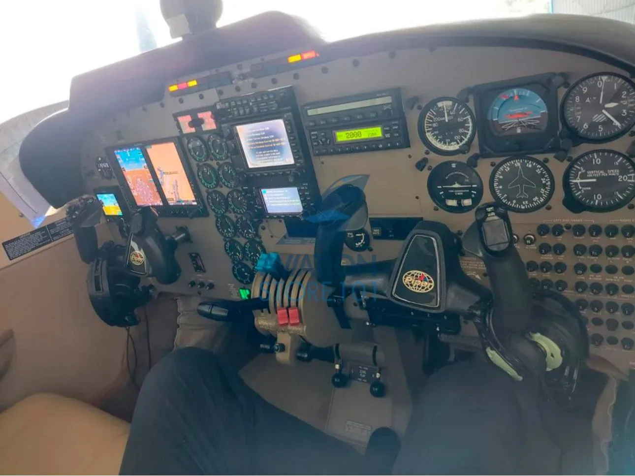 Cockpit and instrument panel of a 2001 Piper Seneca V PA-34-220T.